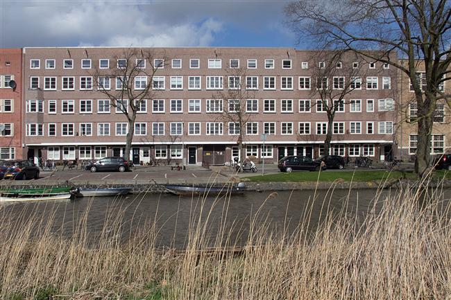 Het blok van J. Kuiler gezien vanaf de Oosterringdijk.
              <br/>
              Corrie Groen, 2015-04-01